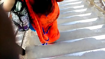 Indian aunty pussing in public