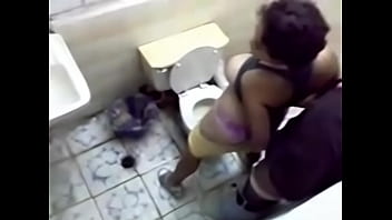 Video bokef Indonesia gentot di kamar mandi.