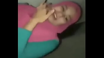 Awek melayu tudung isap