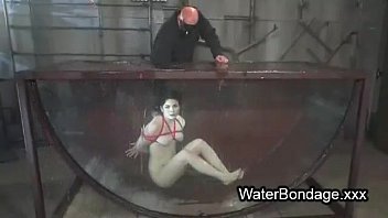 Playing sex under water while tying ropes