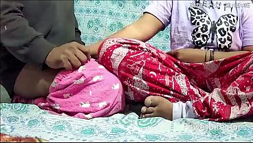Perempuan berhijab beramput