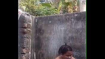 Perempuan Jawa becek