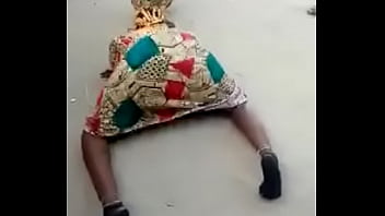 Miuno uchi mtupu wakivaa shanga